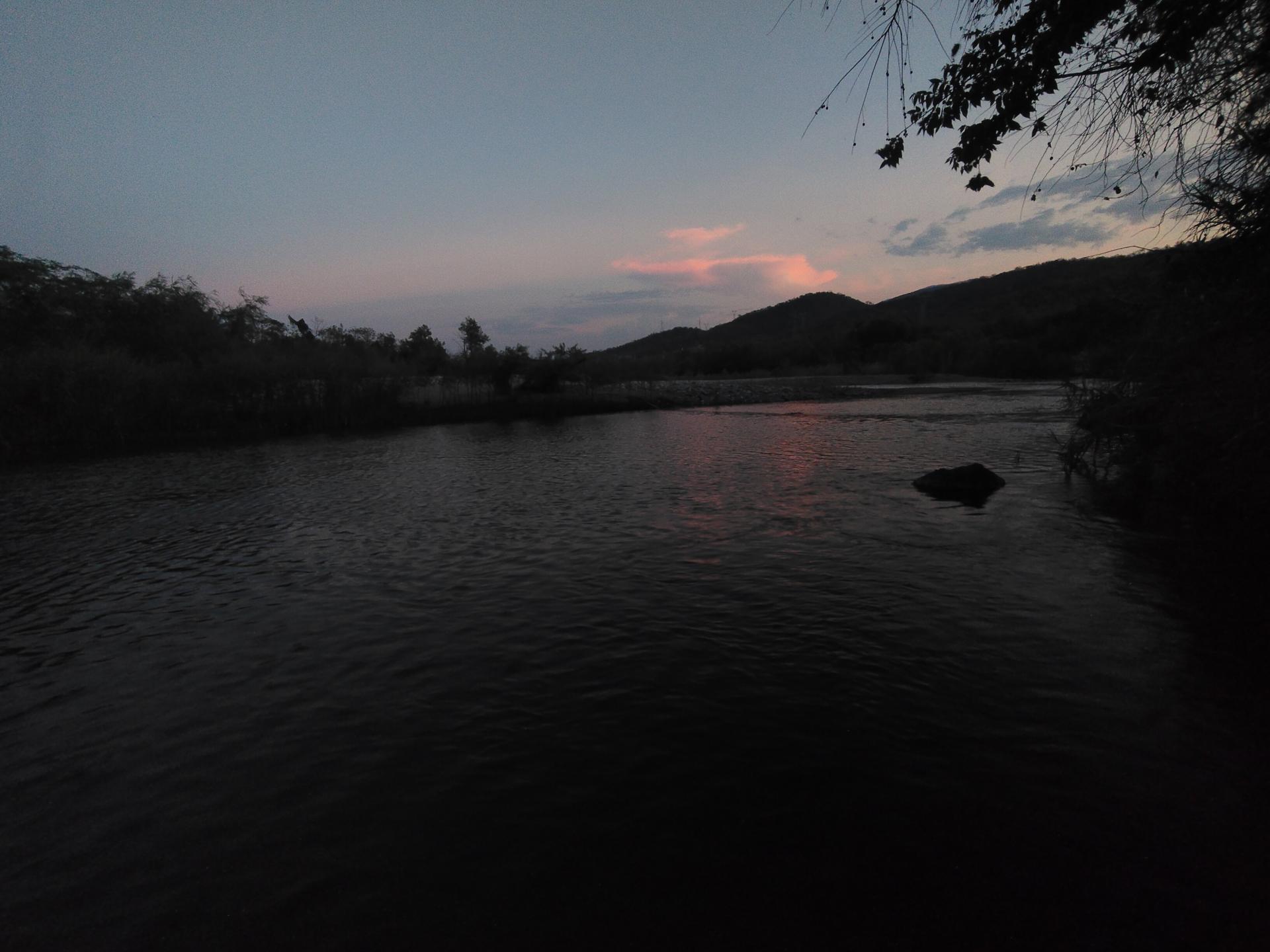 Río al atardecer en Montaña Roja